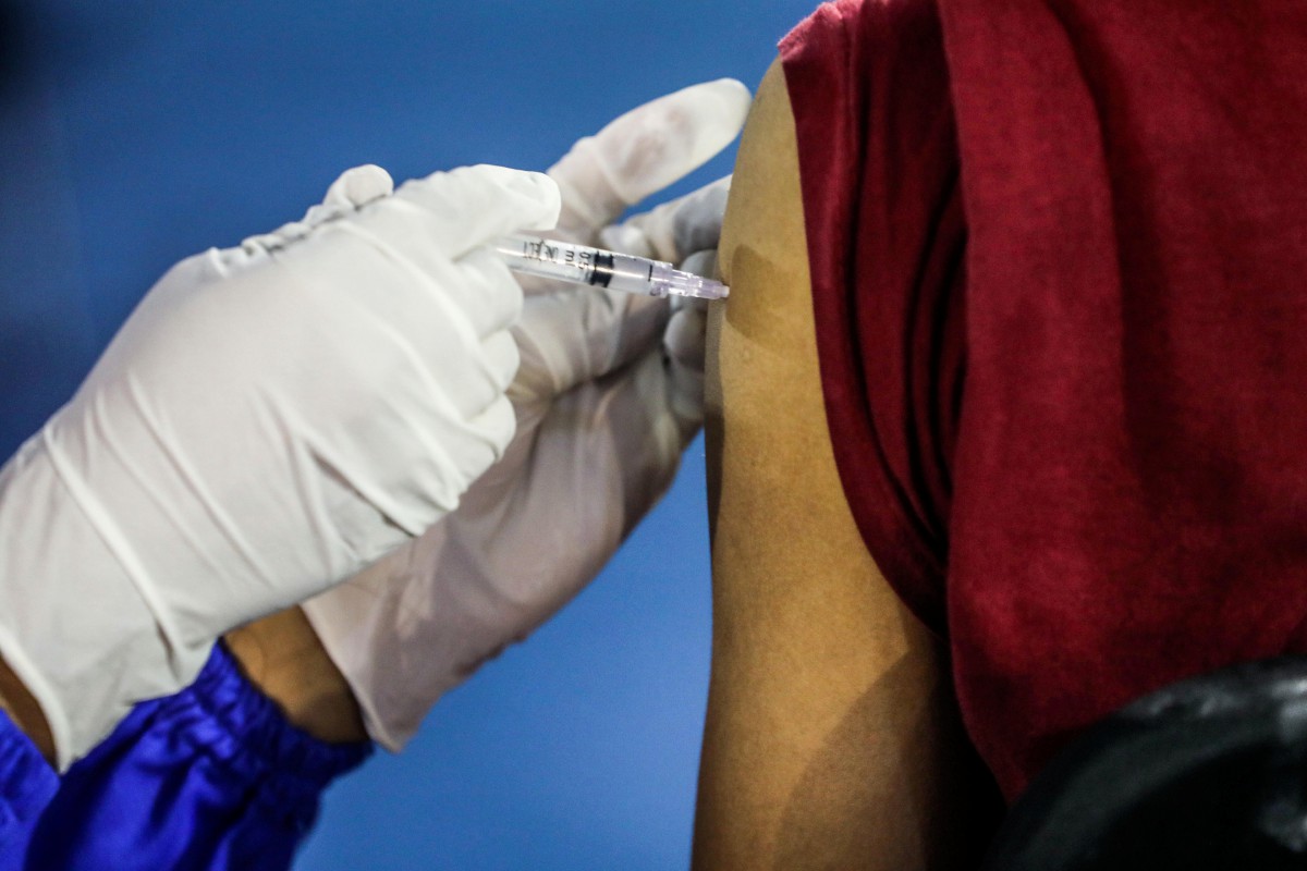 PETUGAS kesihatan member suntikan vaksin Covid-19 jenis Sinovac di Medan, Sumatra, Indonesia, semalam. FOTO EPA