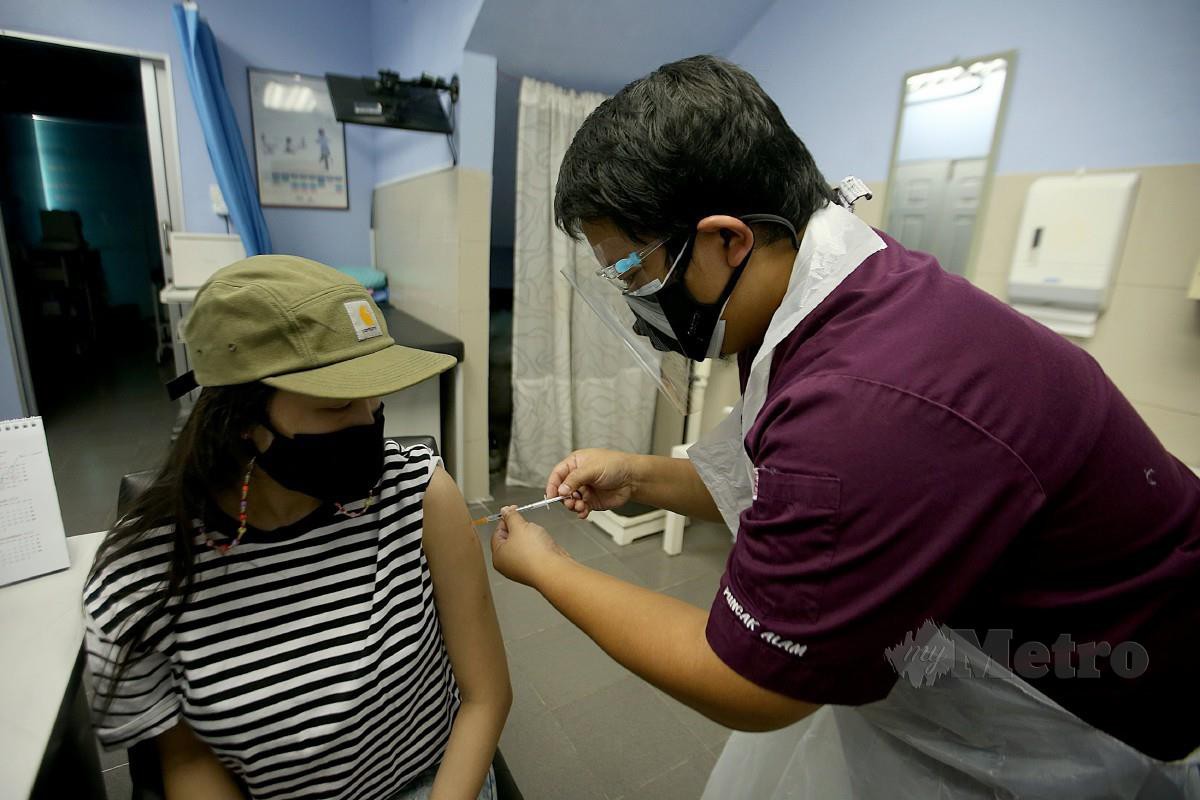ANTARA penerima vaksin Covid-19 di Puncak Alam, semalam. FOTO Faiz Anuar