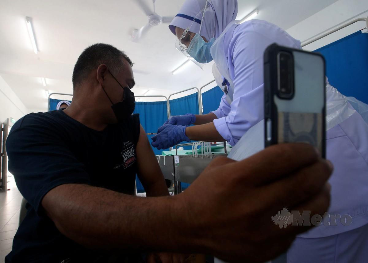 VAKSINATOR Unit Bergerak Vaksinasi Pejabat Kesihatan Daerah Seberang Perai Utara (PKD SPU) memberi suntikan vaksin Covid-19 kepada penerima sempena Program Pemberian Vaksinasi COVID-19 menerusi Program Mobilisasi Vaksin Komuniti (MOVAK) di Kuala Muda, Penaga, semalam. FOTO Danial Saad