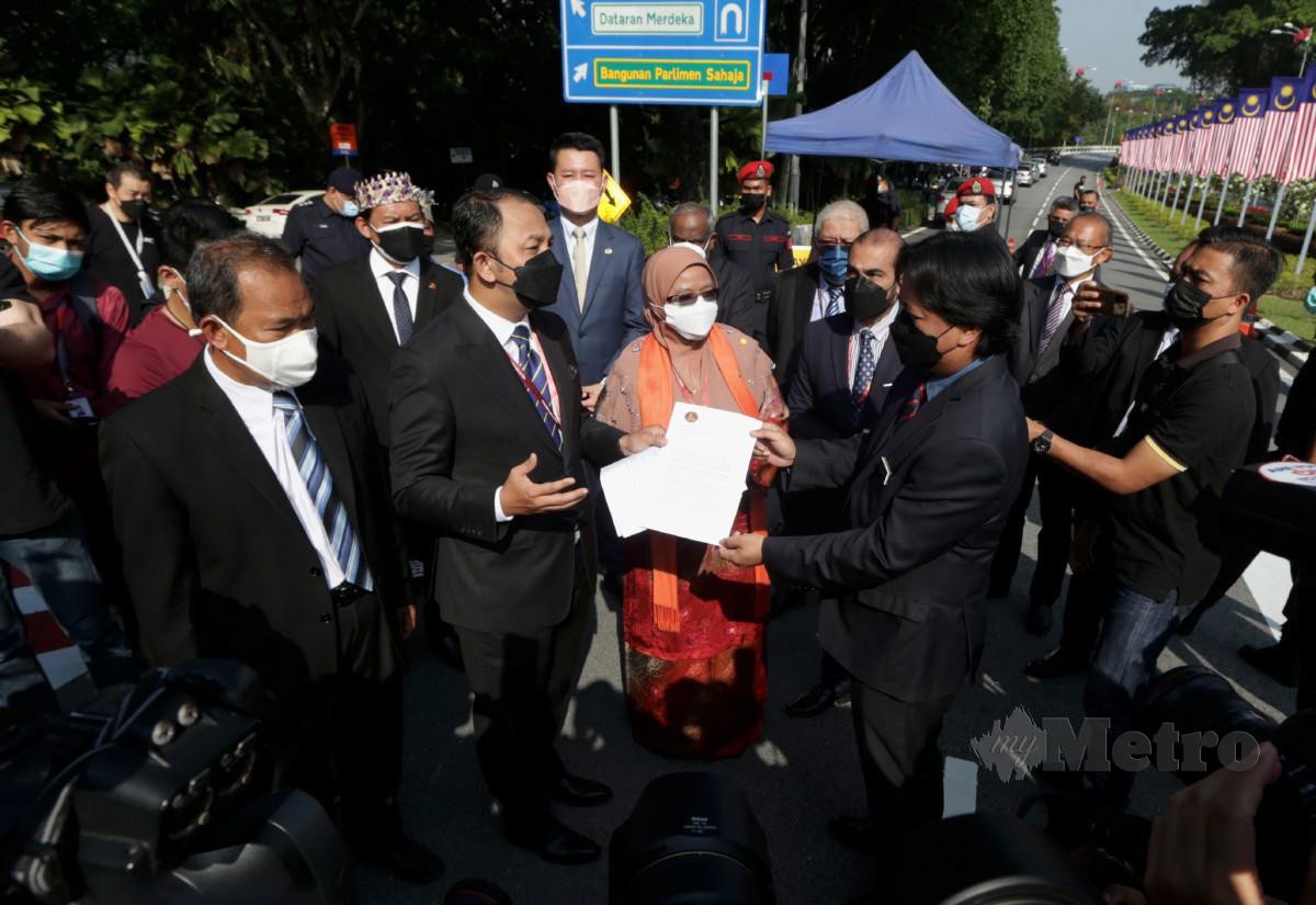 Mohd Yusmadi (depan, dua kiri) menyerahkan memorandum kepada Muhd Sujairi di hadapan laluan masuk ke Parlimen. FOTO Mohamad Shahril Badri Saali