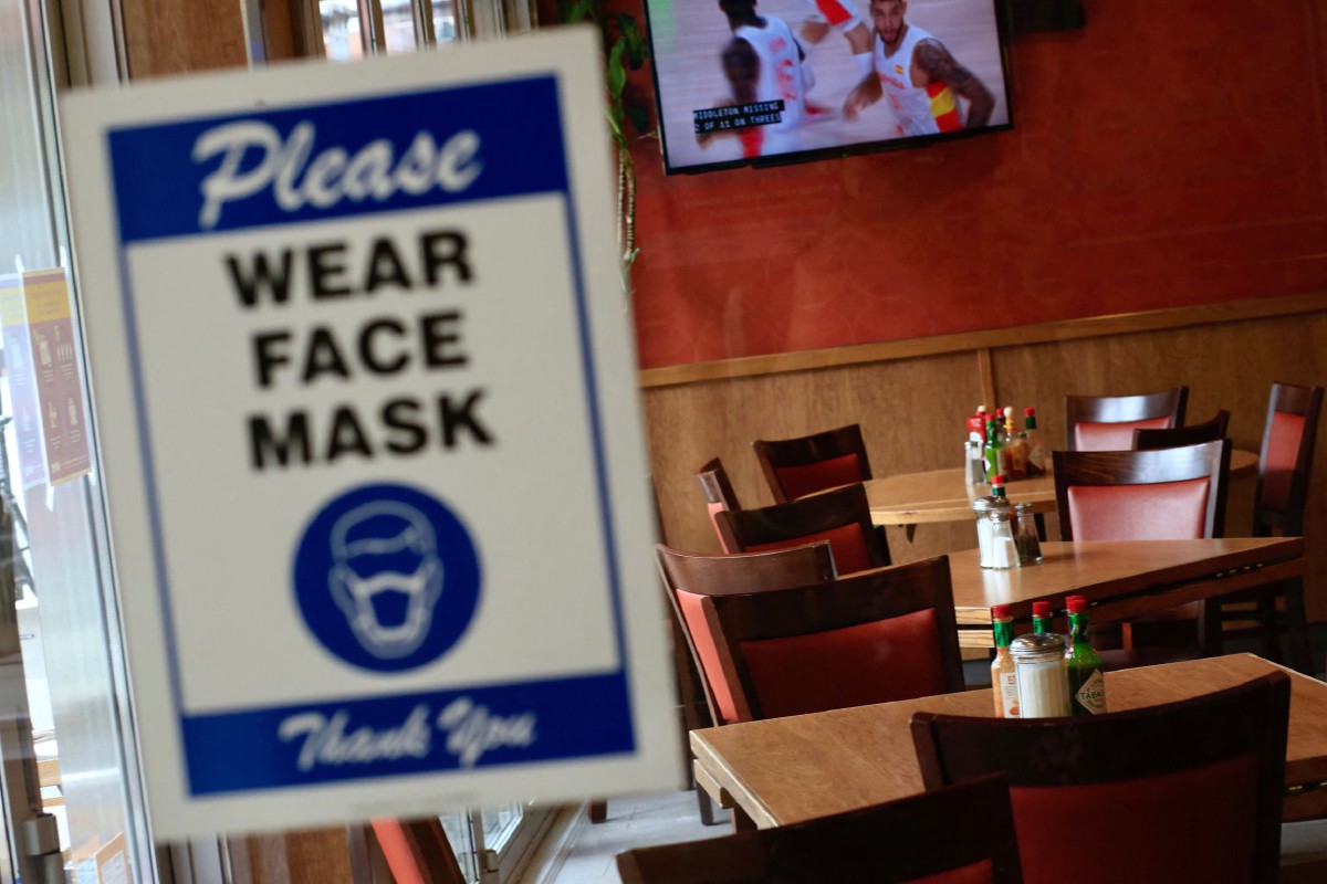 NOTIS meminta pelanggan memakai pelitup muka kelihatan di pintu restoran di New York. FOTO AFP