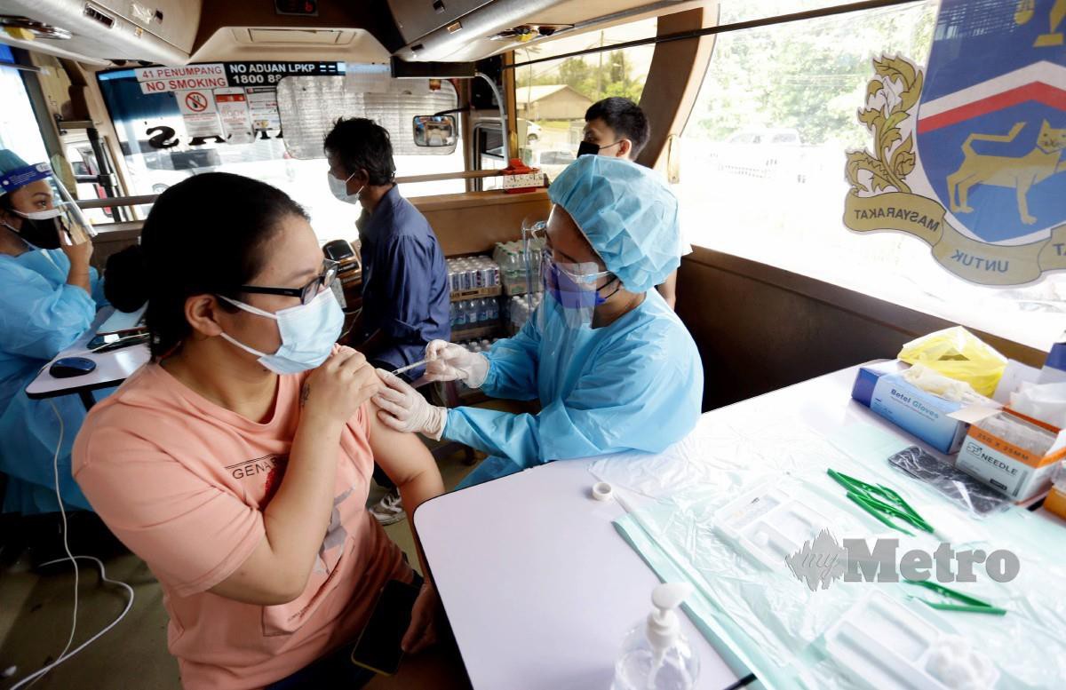 ANTARA penerima dos vaksin dari kawasan Sungai Apong dan Pending, Sarawak serta kawasan sekitarnya yang datang secara ‘walk-in’ untuk mendapatkan suntikan di dalam bas pesiaran yang diubah suai menjadi klinik mini. FOTO Nadim Bokhari
