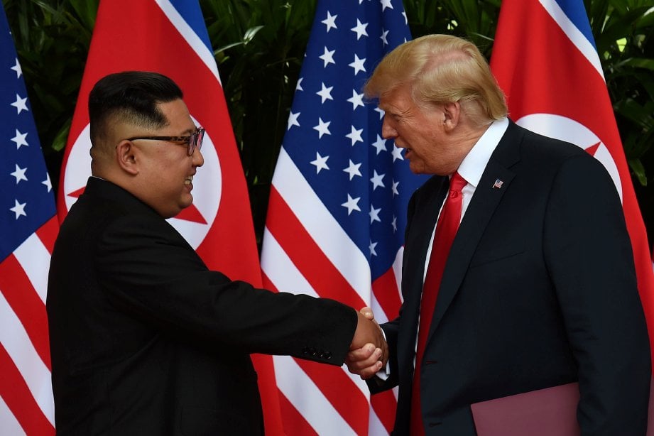 JONG UN (kiri) bersama Trump di sumit AS-Korea Utara di Singapura. FOTO AFP
