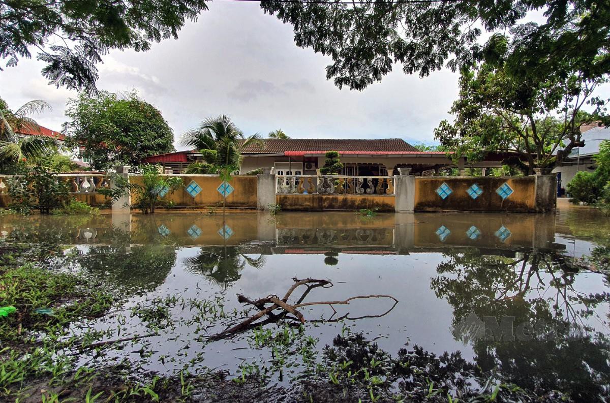 ANTARA lokasi yang dilanda banjir di Nibong Tebal, Pulau Pinang, semalam akibat hujan lebat. FOTO Mikail Ong