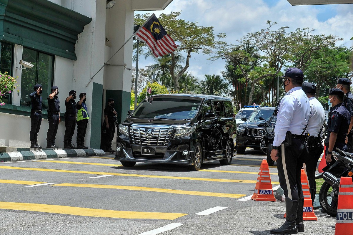 Kenderaan yang membawa bakal Perdana Menteri Datuk Seri Ismail Sabri Yaakob keluar dari kediaman beliau menuju ke Istana Negara. FOTO Bernama