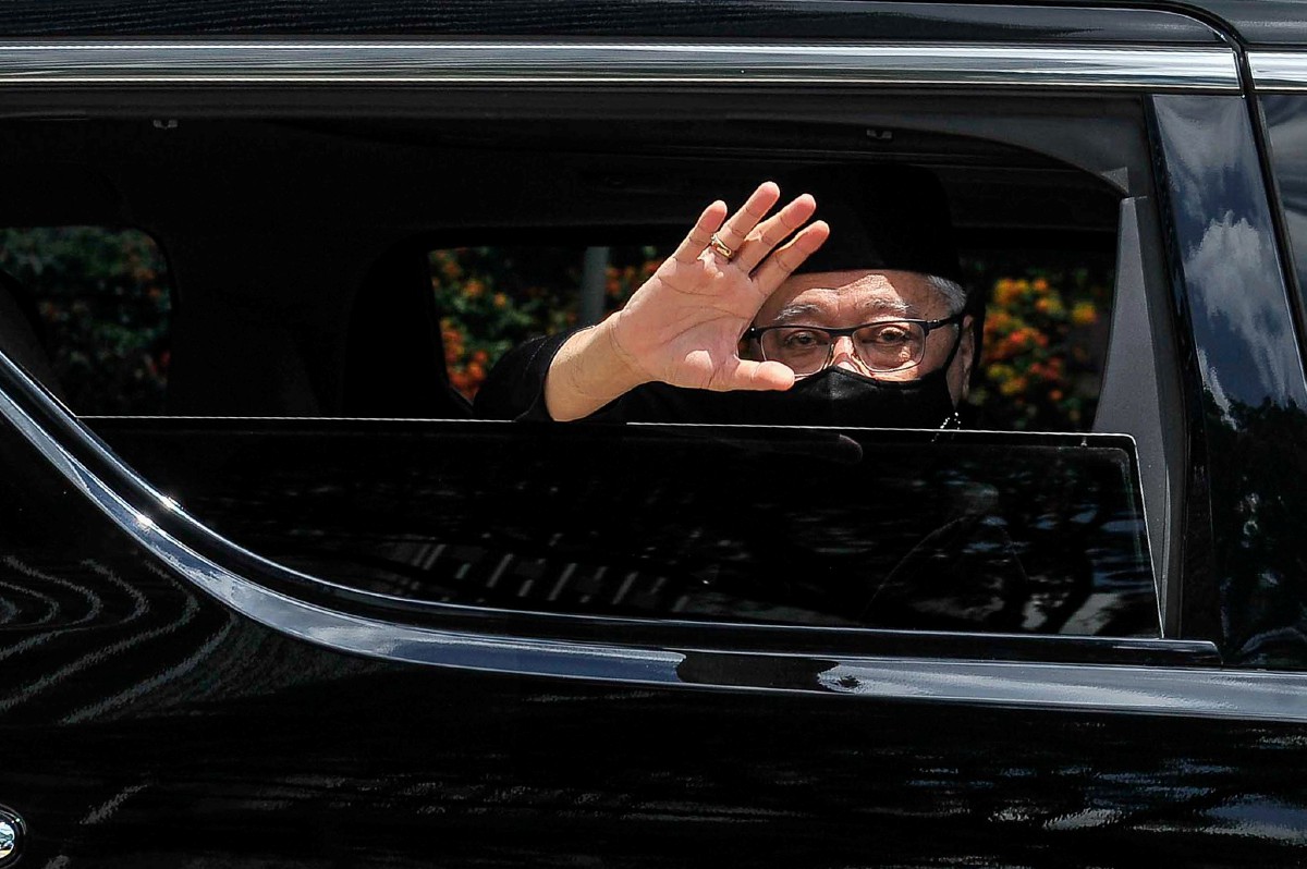 Ismail Sabri melambai tangan kepada pengamal media ketika meninggalkan kediamannya untuk menuju ke Istana Negara. FOTO Bernama