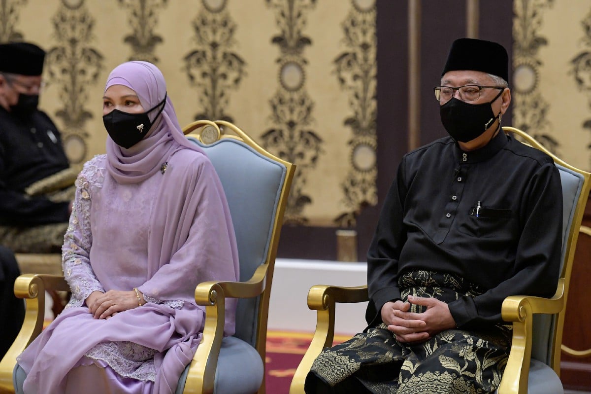 Ismail Sabri dan isteri Datin Seri Muhaini Zainal Abidin ketika Istiadat Pengurniaan Surat Cara Pelantikan dan Mengangkat Sumpah Jawatan dan Setia serta Sumpah Simpan Rahsia sebagai Perdana Menteri. FOTO Bernama
