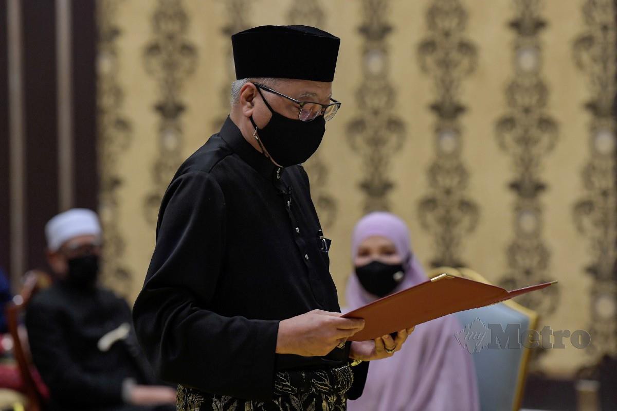 ISMAIL Sabri membaca Surat Cara Pelantikan sebagai Perdana Menteri Kesembilan. FOTO Bernama