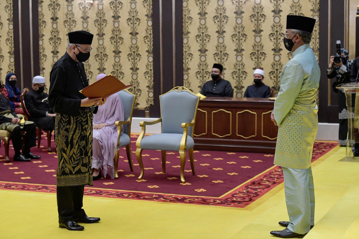 Ismail Sabri Yaakob membaca Surat Cara Pelantikan sebagai Perdana Menteri Kesembilan. FOTO Bernama