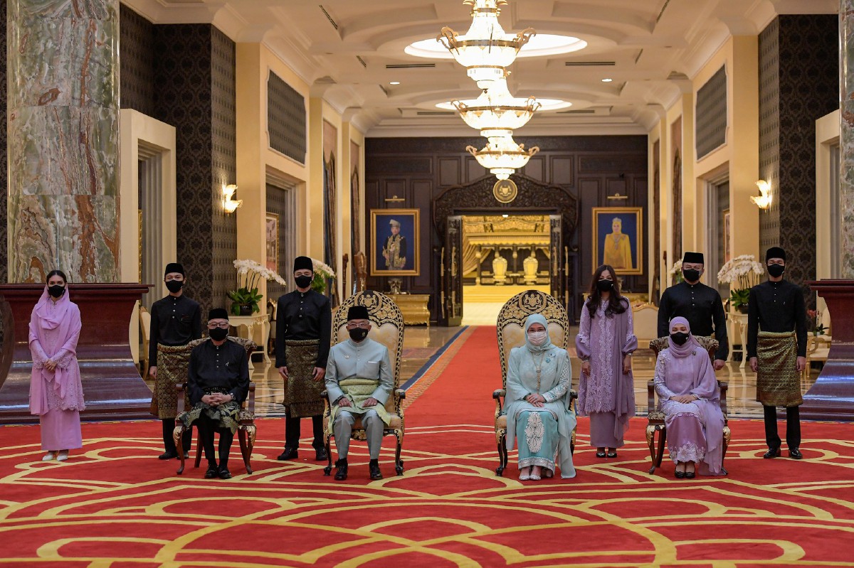 Al-Sultan Abdullah (duduk dua, kiri) dan Tunku Azizah (duduk dua, kanan) berkenan bergambar bersama Ismail Sabri (duduk kiri) dan Muhaini (duduk kanan) dan ahli keluarga. FOTO Bernama