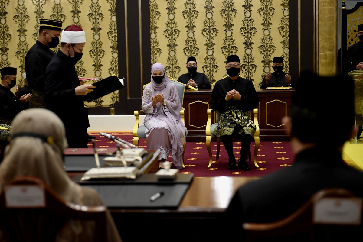 Ismail Sabri mengaminkan bacaan doa yang dipimpin oleh Mufti Wilayah Persekutuan Datuk Dr Luqman Abdullah sebelum mengangkat sumpah sebagai Perdana Menteri Kesembilan. FOTO Bernama