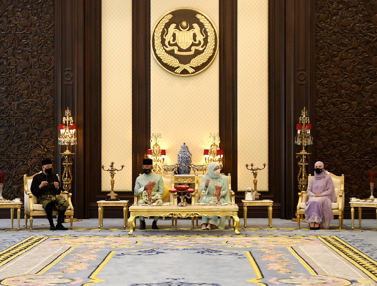 Al-Sultan Abdullah dan Tunku Azizah berkenan bersama-sama Ismail Sabri dan Muhaini selepas Istiadat Pengurniaan Surat Cara Pelantikan dan Mengangkat Sumpah Jawatan dan Setia serta Sumpah Simpan Rahsia sebagai Perdana Menteri di Istana Negara. FOTO Bernama