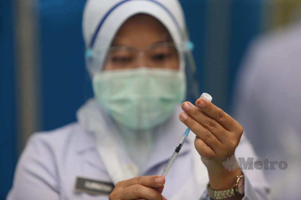 PETUGAS kesihatan memasukkan cecair vaksin Covid-19 menggunakan picagari khas 'Low Dead Volume' (LDV) di Program Qutreach Vaksinasi Covid-19 di Sekolah Menengah Arab (U) Istiqamah Badang di Kota Bharu, semalam. Menerusi program itu dianggarkan antara 2,000 hingga 3,000 individu yang akan divaksinasi. FOTO Nik Abdullah Nik Omar