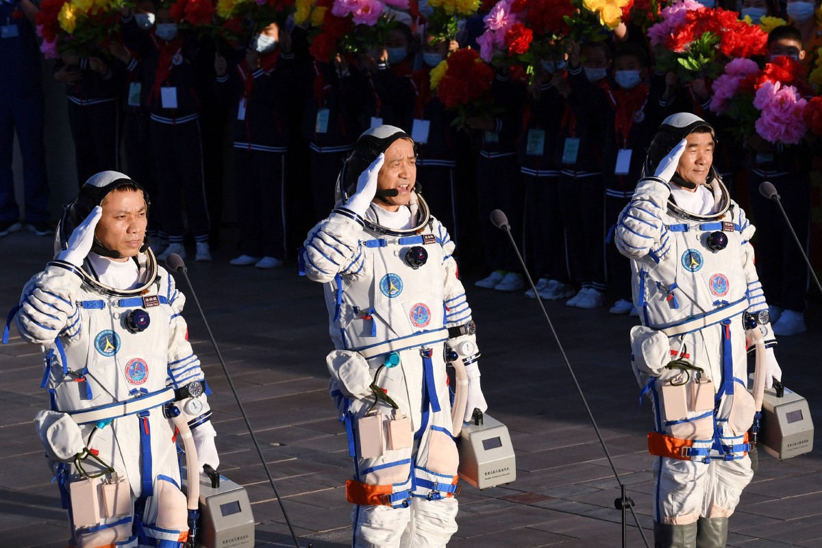 ANGKASAWAN Nie Haisheng (tengah), Liu Boming (kanan) and Tang Hongbo sebelum berlepas ke angkasa menerusi Shenzhou-12 pada Jun lalu. Mereka kembali ke Bumi pada 17 Sept lalu selepas menjalani kehidupan selama 90 hari di dalam modul teras Tianhe. FOTO AFP