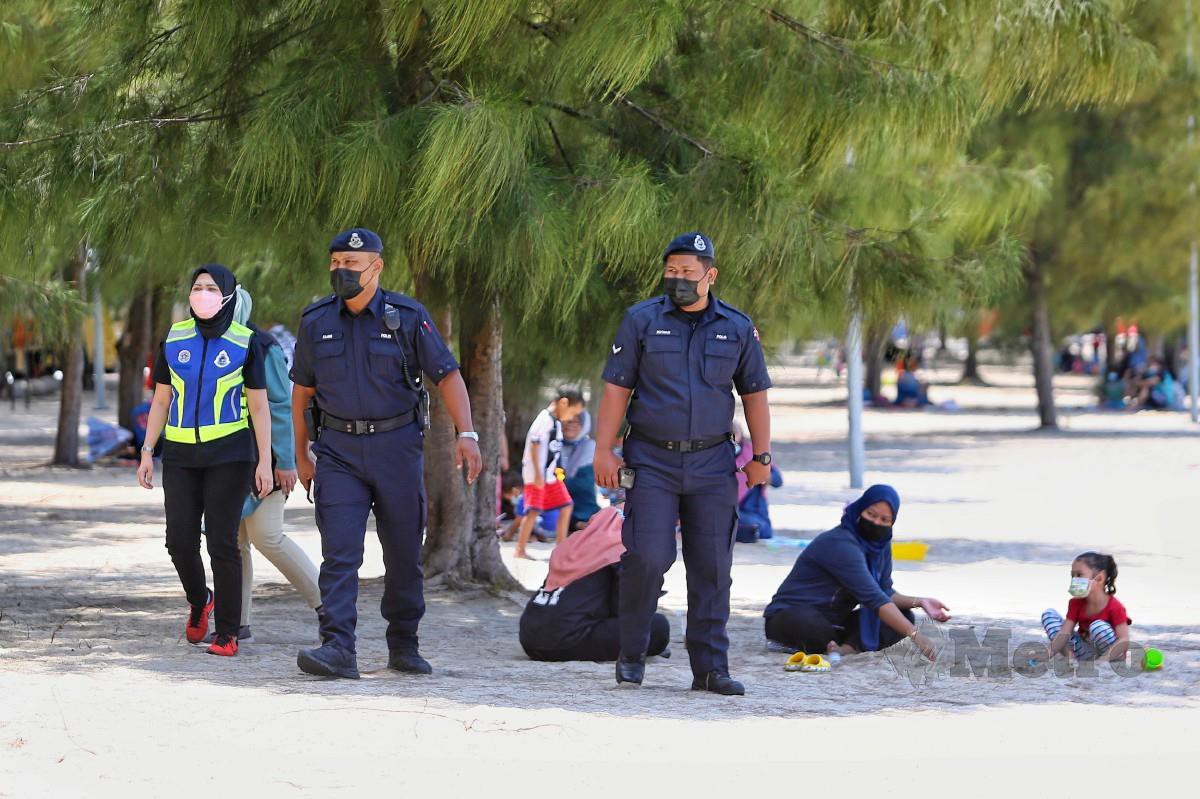 ANGGOTA polis memantau pematuhan SOP di Pantai Klebang. FOTO Syafeeq Ahmad