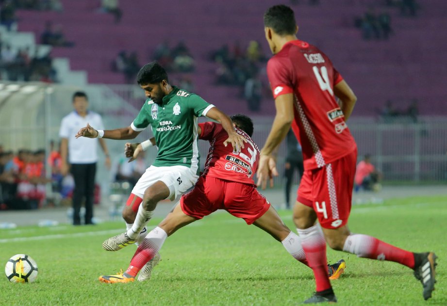 PENYERANG Melaka United, S Chanthuru, diasak pemain pertahanan Kelantan, pada perlawanan Liga Super Malaysia 2018. FOTO Fathil Asri