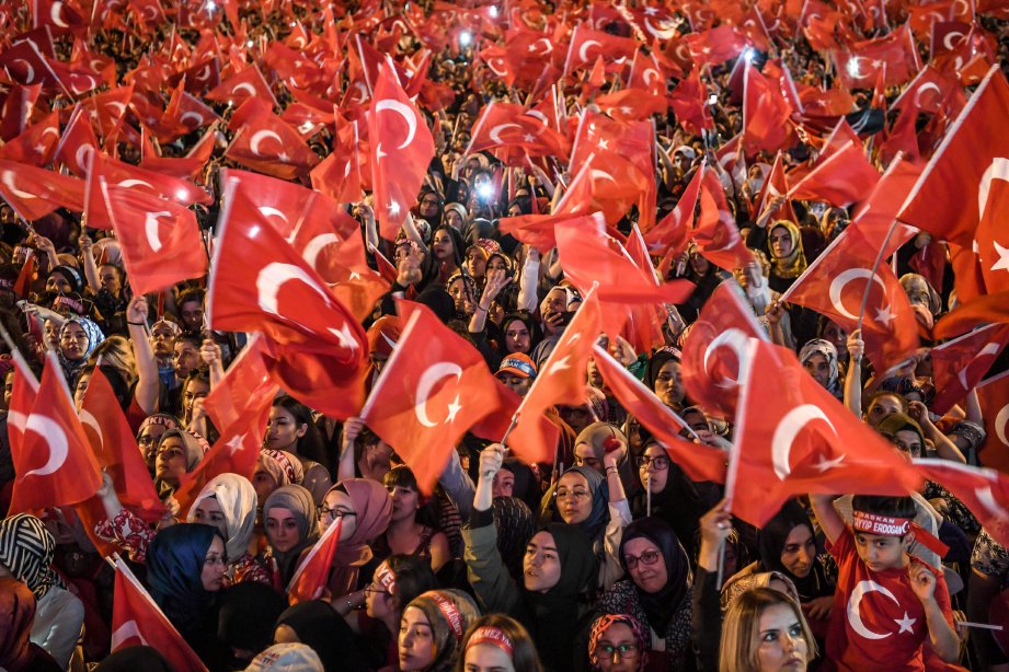 ORANG ramai mengibarkan bendera Turki berhampiran Jambatan Bosphorus di Instanbul pada 15 Julai lalu. FOTO AFP