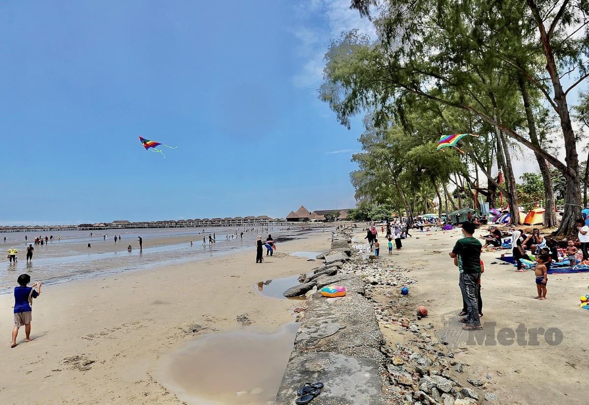 ORANG ramai meluang masa beriadah di Pantai Bagan Lalang. Foto Azhar Ramli