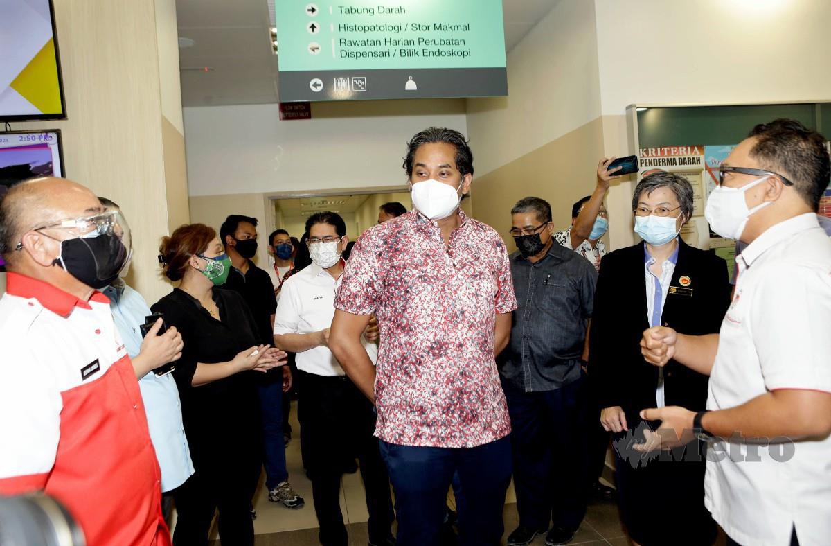 KHAIRY (tengah) melawat hospital medan di perkarangan Hospital Umum Sarawak. FOTO Nadim Bokhari