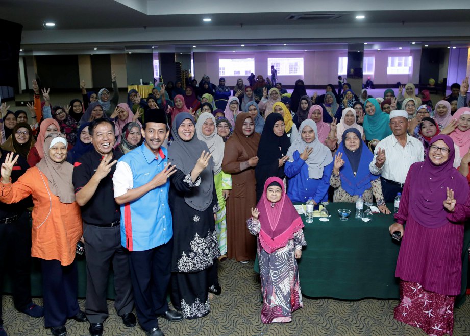 MOHD Zawawi bersama peserta program Insan Selangor Briged Wanita Prihatin. FOTO Syarafiq Abd Samad