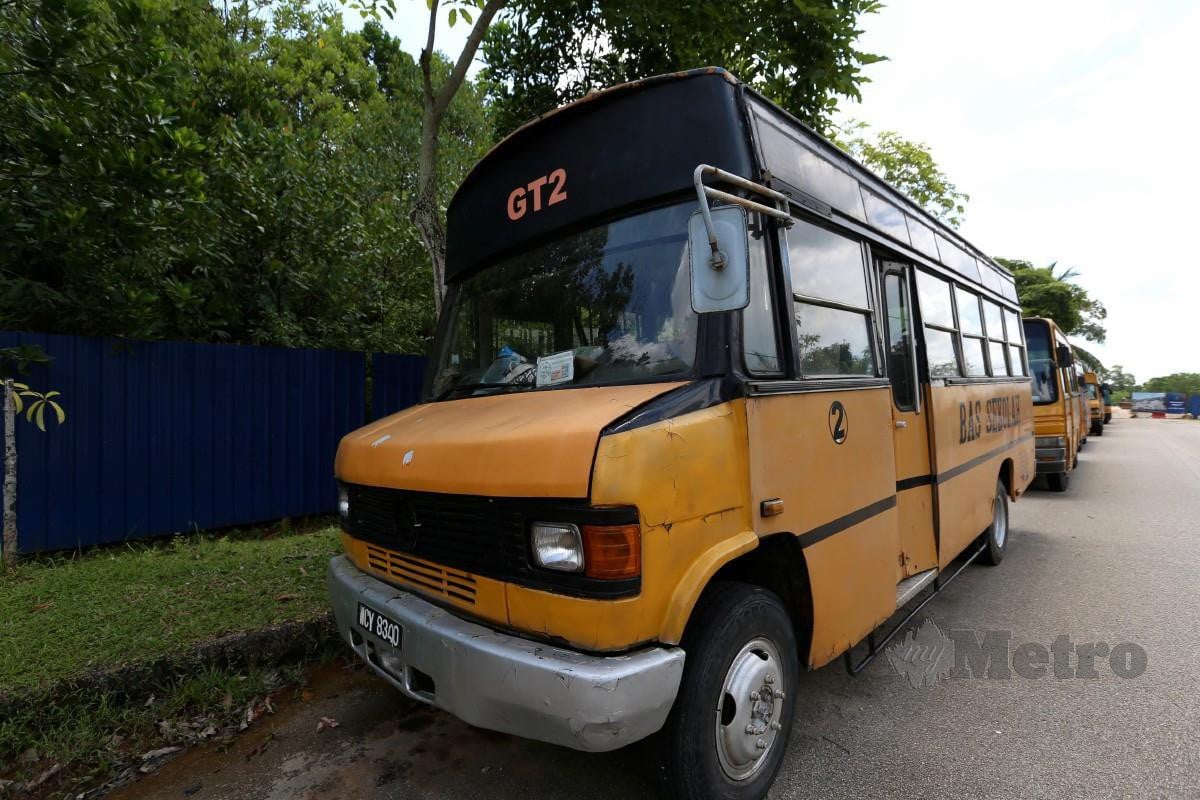 ANTARA bas sekolah yang tidak beroperasi di tepi jalan di Taman Nusa Damai, Pasir Gudang. FOTO Nur Aisyah Mazalan
