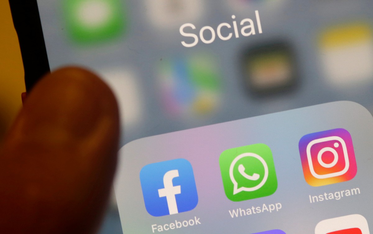 IKON Facebook, WhatsApp dan Instagram kelihatan pada telefon pintar. Ketiga-tiga perkhidmatan media sosial itu mengalami gangguan kira-kira enam jam sebelum beransur pulih. FOTO EPA