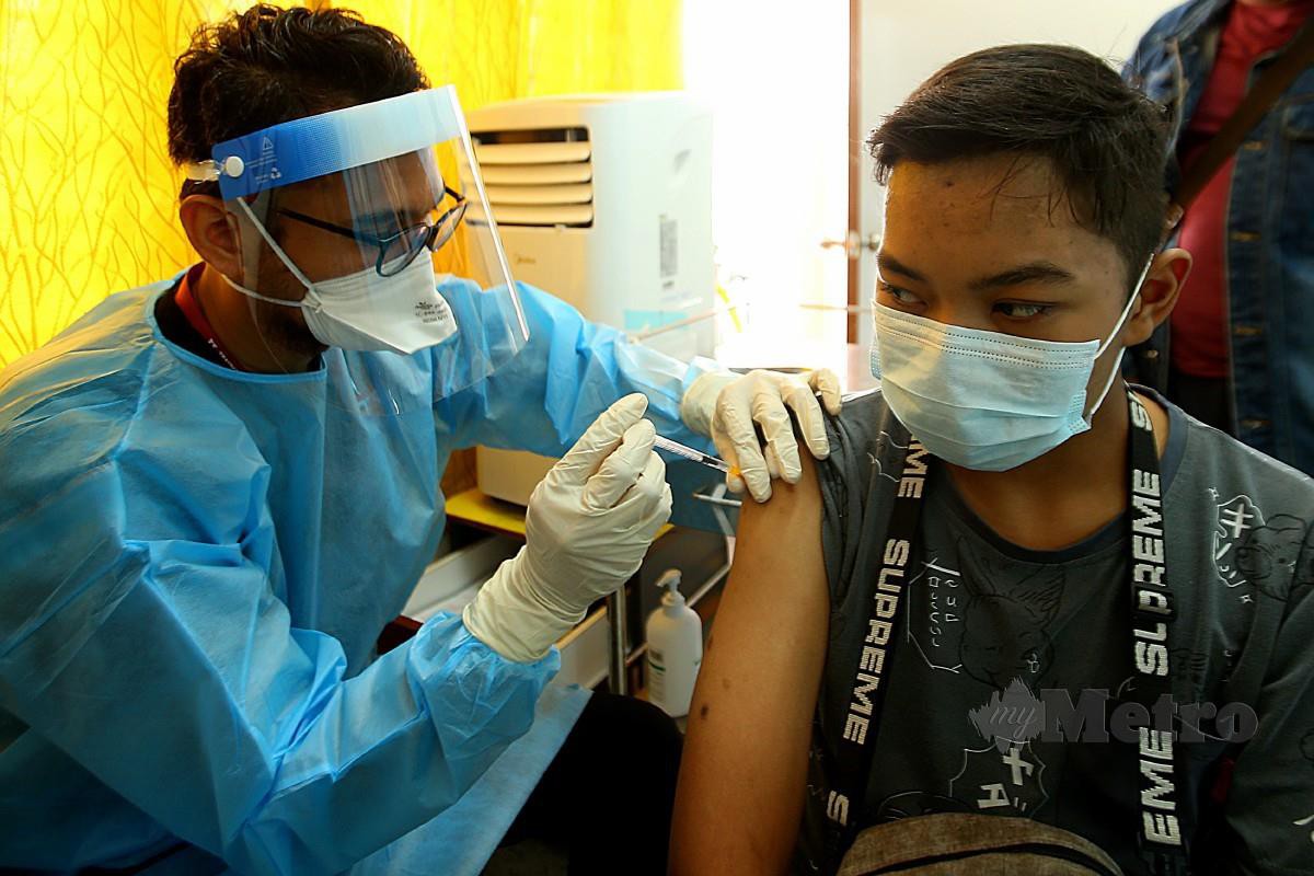 ORANG ramai menerima vaksin di Pusat Pemberian Vaksin Hospital Tengku Ampuan Rahimah, Klang, semalam. FOTO Faiz Anuar