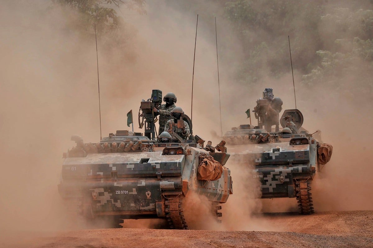 ANGGOTA Tentera Darat Malaysia menunjukkan kekuatan perisai jenis ACV 300 ADNAN- 81 mm Mortar. FOTO Bernama