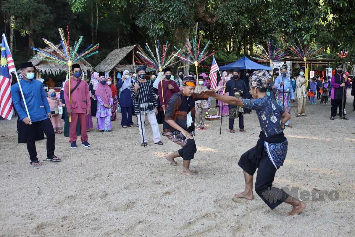 Acara persembahan silat semaasa sambutan Maulidur Rasul di Kampung Pulau Manis, Serada. FOTO GHAZALI KORI  