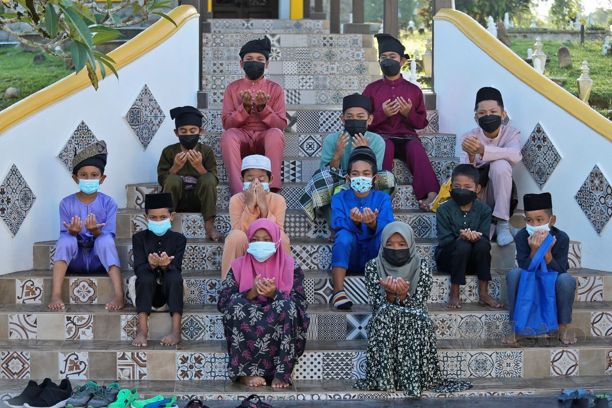 Gelagat kanak-kanak di Kampung Pulau Manis, Serada, Terengganu sebelum bermula perarakan dan berselawat bagi meraikan sambutan Maulidur Rasul.  FOTO GHAZALI KORI