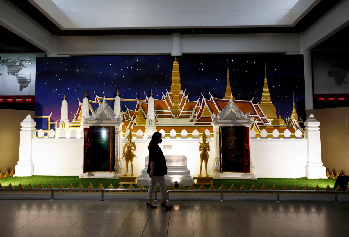 PEKERJA di Lapangan Terbang Antarabangsa Don Mueang di Bangkok. FOTO EPA