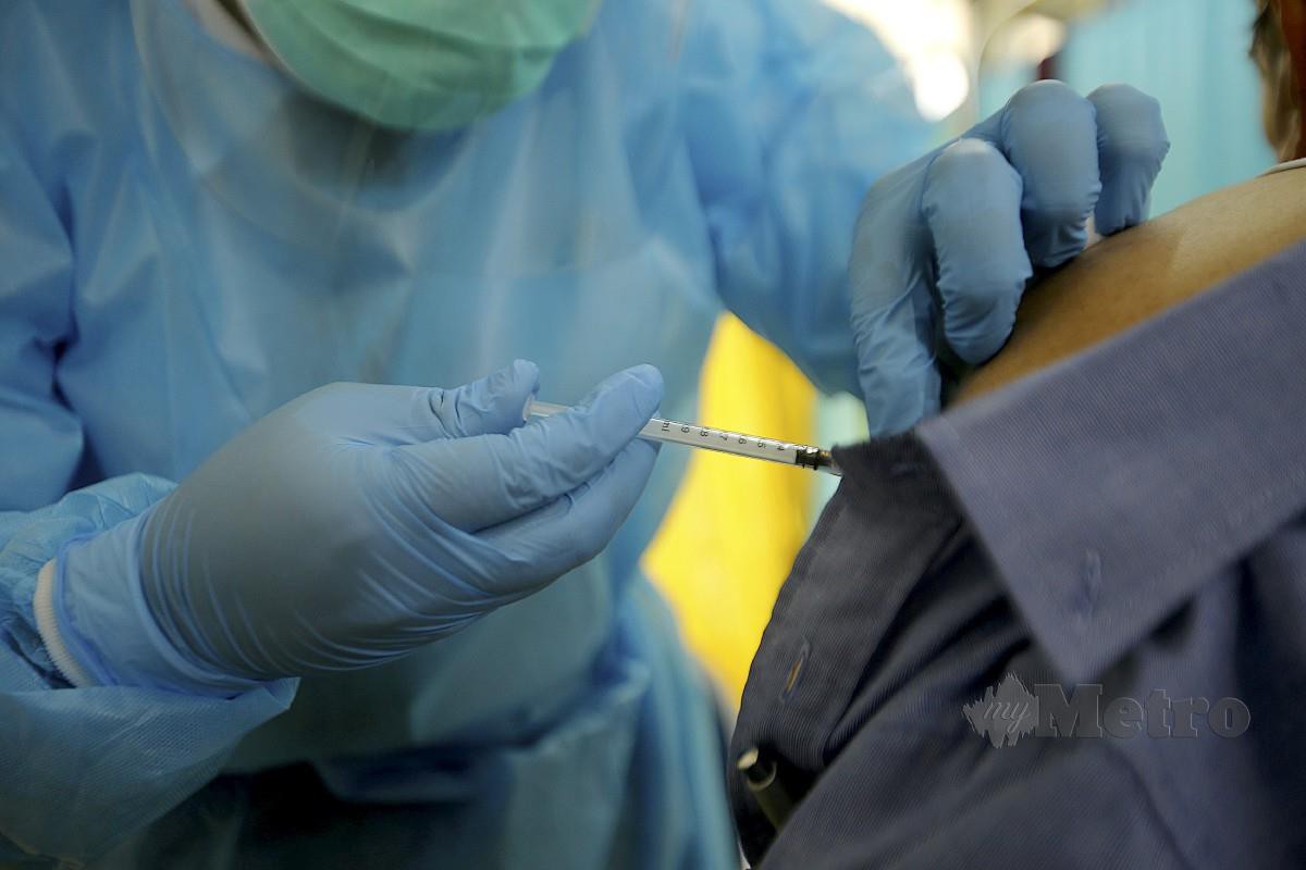 KAKITANGAN memberi suntikan dos penggalak vaksin Covid-19 di Hospital Tengku Ampuan Rahimah, Klang, semalam. FOTO Faiz Anuar