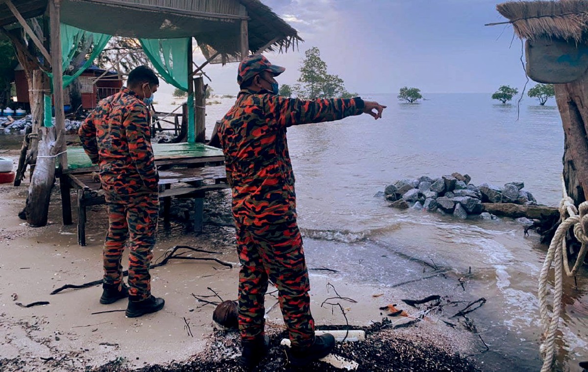 ANGGOTA bomba memantau Pantai Bagan Lalang. FOTO ihsan pembaca