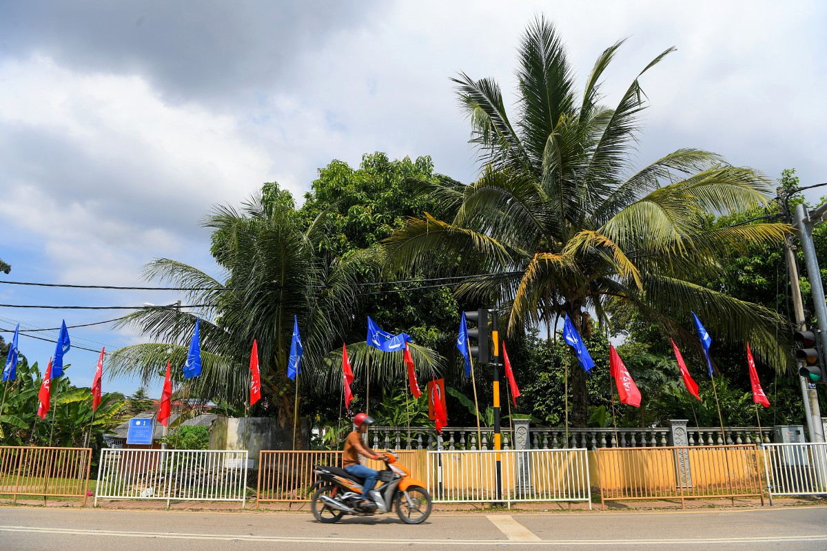 KELIHATAN bendera Parti Pakatan Harapan dan Barisan Nasional mula dipasang menghangatkan suasana sempena PRN Melaka di kawasan sekitar Ayer Molek ketika tinjauan, semalam. FOTO Bernama