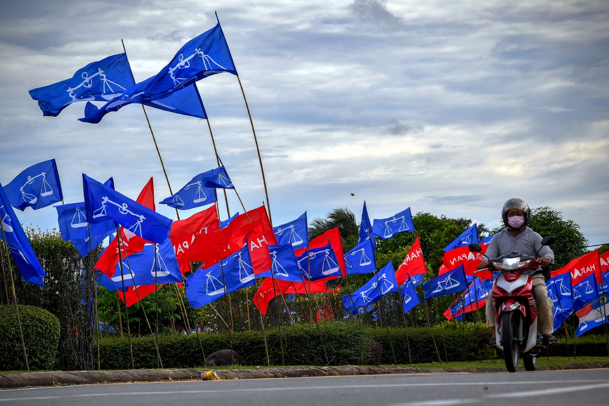 BENDERA Parti Barisan Nasional dan Pakatan Harapan dipasang di Kampung Sempang dekat Merlimau. FOTO Bernama