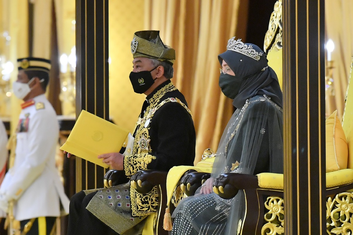 AL-SULTAN Abdullah berkenan bertitah pada Istiadat Pengurniaan Darjah Kebesaran, Bintang dan Pingat Persekutuan di Istana Negara. Turut berangkat Tunku  Azizah (kanan). FOTO Bernama