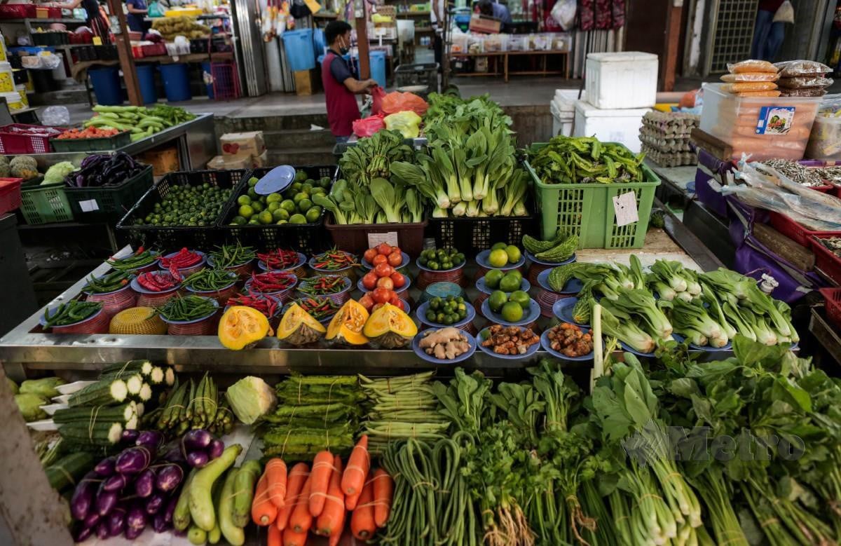 TINJAUAN harga sayur di Pasar Chow Kit, Kuala Lumpur, kelmarin. FOTO Hazreen Mohamad