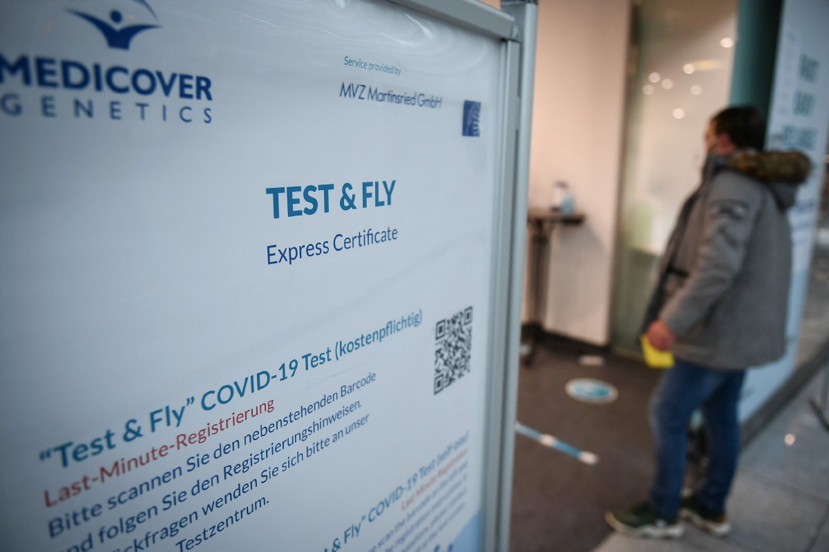 PENUMPANG menunggu di pusat saringan Covid-19 di lapangan terbang di Munich, Jerman, semalam. Dua kes jangkitan membabitkan varian Omicron dilaporkan dikesan di Jerman. FOTO EPA