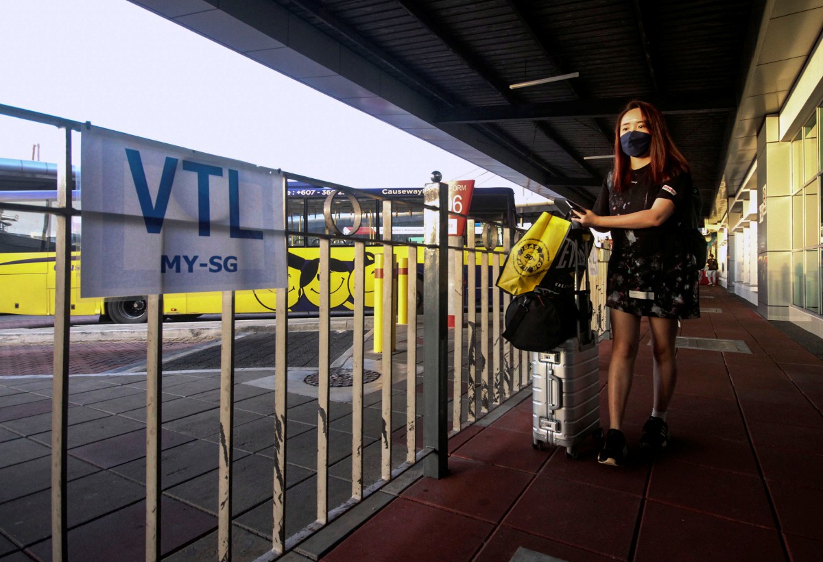 PENGEMBARA VTL darat Lu Wen Yi menunggu giliran untuk menaiki bas. FOTO Bernama