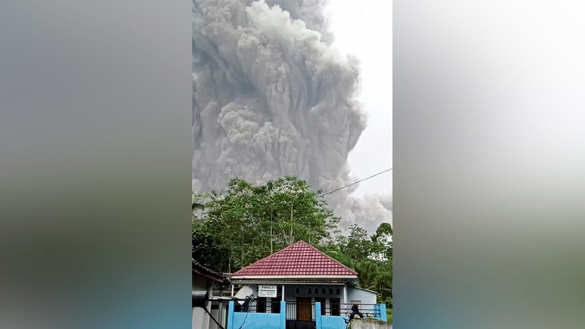 Letusan  Gunung Semeru menyebabkan asap dan debu tebal. FOTO EPA/Badan Nasional Pengurusan Bencana Indonesia (BNPB)