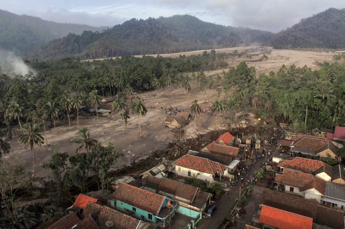Antara kawasan yang terjejas akibat  letusan Gunung Semeru di kampung Sumber Wuluh, Lumajang. FOTO EPA