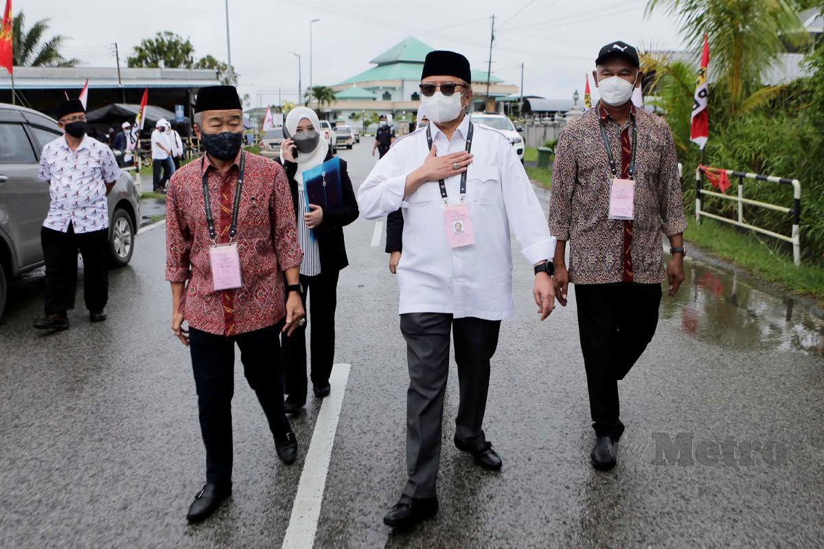 ABANG Johari (tengah) tiba di Dewan Masyarakat Gedong, Kampung Gedong. FOTO Aizuddin Saad