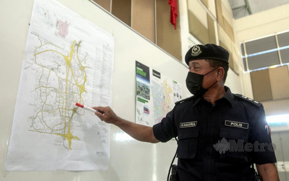 WAN Kamarul Azran menunjukkan peta lokasi jalan raya ketika sidang media Operasi Khas Op Roda. FOTO Mohd Fadli Hamzah