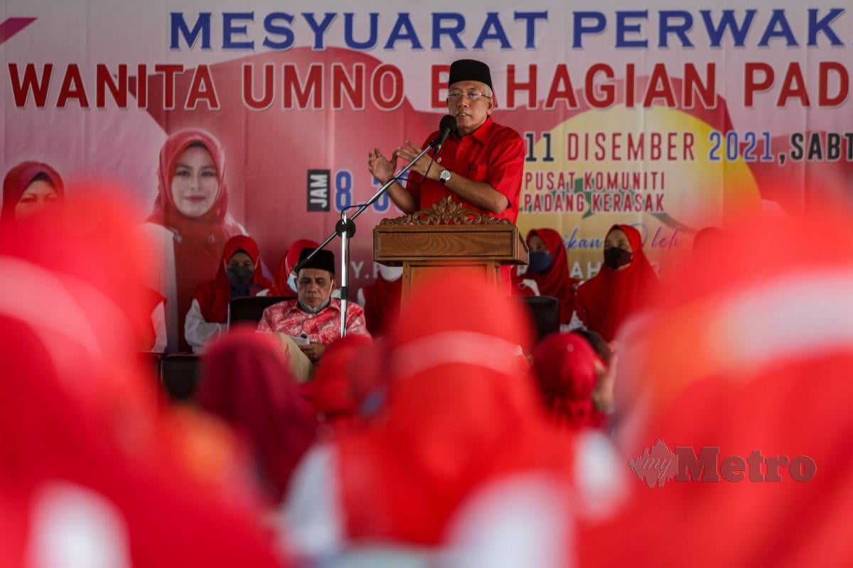 MAHDZIR berucap merasmikan Mesyuarat Perwakilan Wanita UMNO Bahagian Padang Terap. FOTO Luqman Hakim Zubir