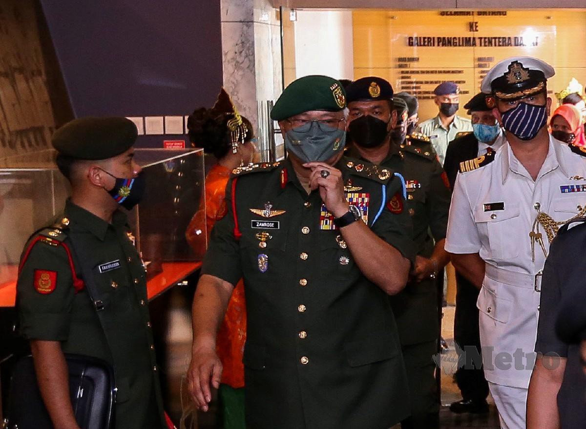 ZAMROSE (dua kiri) ketika hadir pada perasmian Galeri Panglima Tentera Darat  di Muzium Tentera Darat. FOTO Azrul Edham Mohd Aminuddin