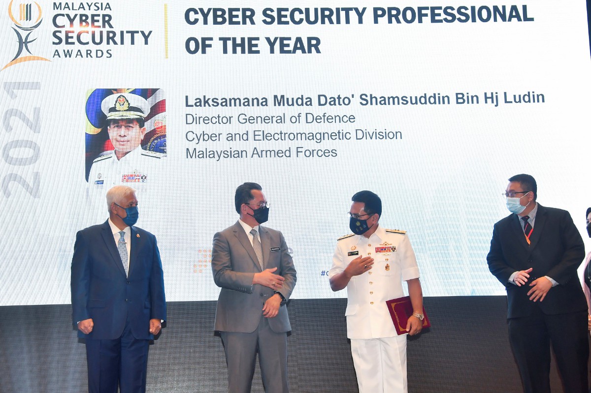 MOHAMMAD Mentek (dua, kiri) bersama penerima anugerah Cyber Security Profesional Of The Year, Ketua Pengarah Bahagian Cyber dan Elektromagnetik Pertahanan Angkatan Tentera Malaysia, Laksamana Muda Datuk Shamsuddin Ludin (dua, kanan) selepas merasmikan CSM-ACE 2021. Turut sama Pengerusi Ahli Lembaga Pengarah CyberSecurity Malaysia, Jeneral (B) Tan Sri Panglima Mohd Azumi Mohamed (kiri) dan Ketua Pegawai Eksekutif CyberSecurity, Dr Amirudin Abdul Wahab. FOTO Bernama