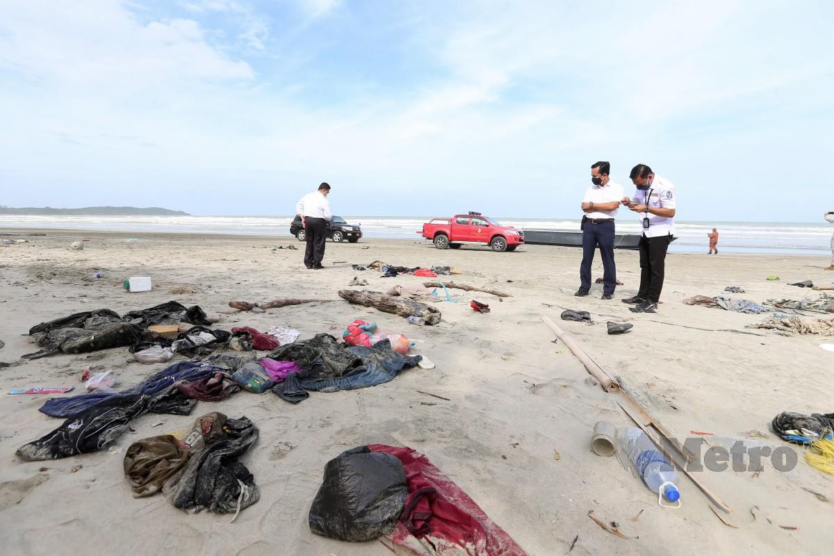 PEGAWAI Konsulat Indonesia melihat barang mangsa bot pancung yang karam di perairan Tanjung Balau, semalam. FOTO Nur Aisyah Mazalan