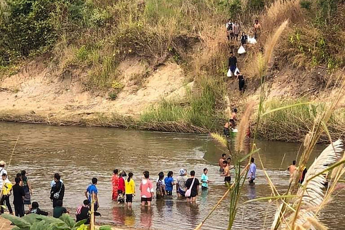 ORANG awam merentasi sungai di sempadan Myanmar-Thailand bagi melarikan diri susulan konflik antara angkatan tentera dan Karen National Union (KNU) pada 25 Disember lalu. FOTO AFP