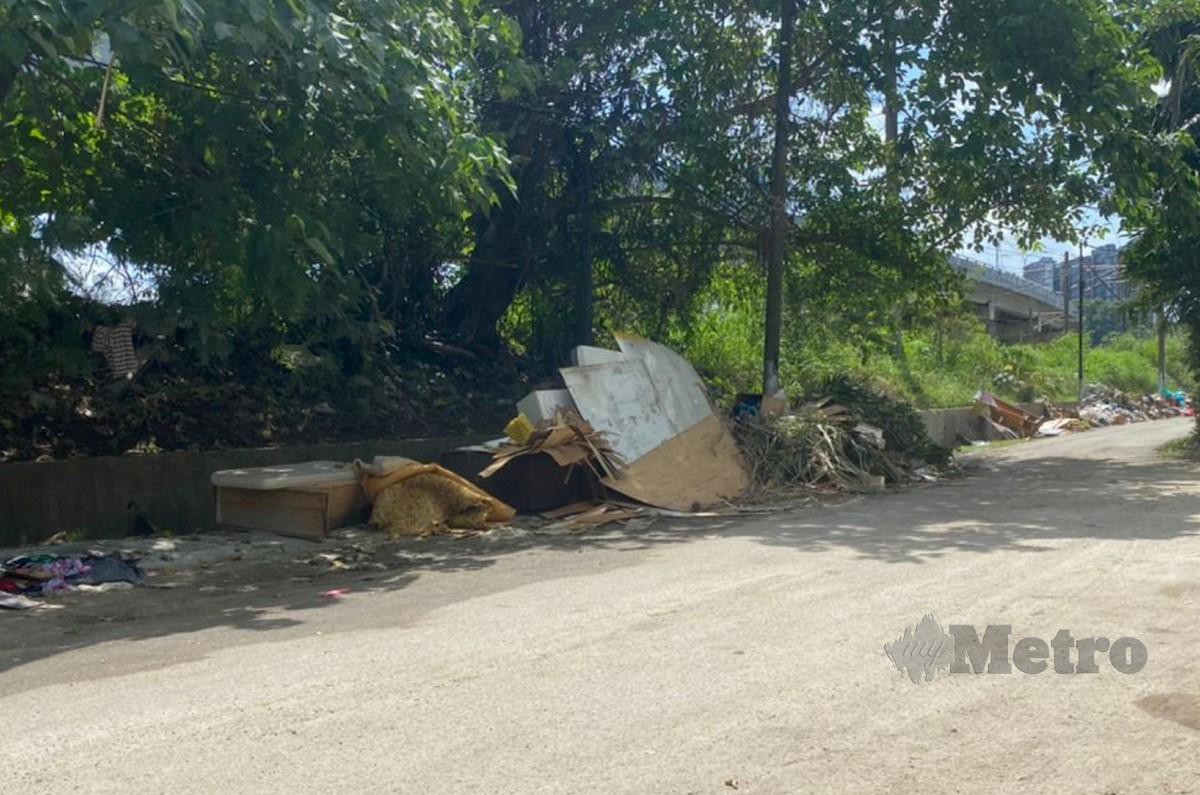 LONGGOKAN sampah dan barang rosak akibat banjir di Kampung Kasipillay, 26 Disember lalu. FOTO Faris Fuad