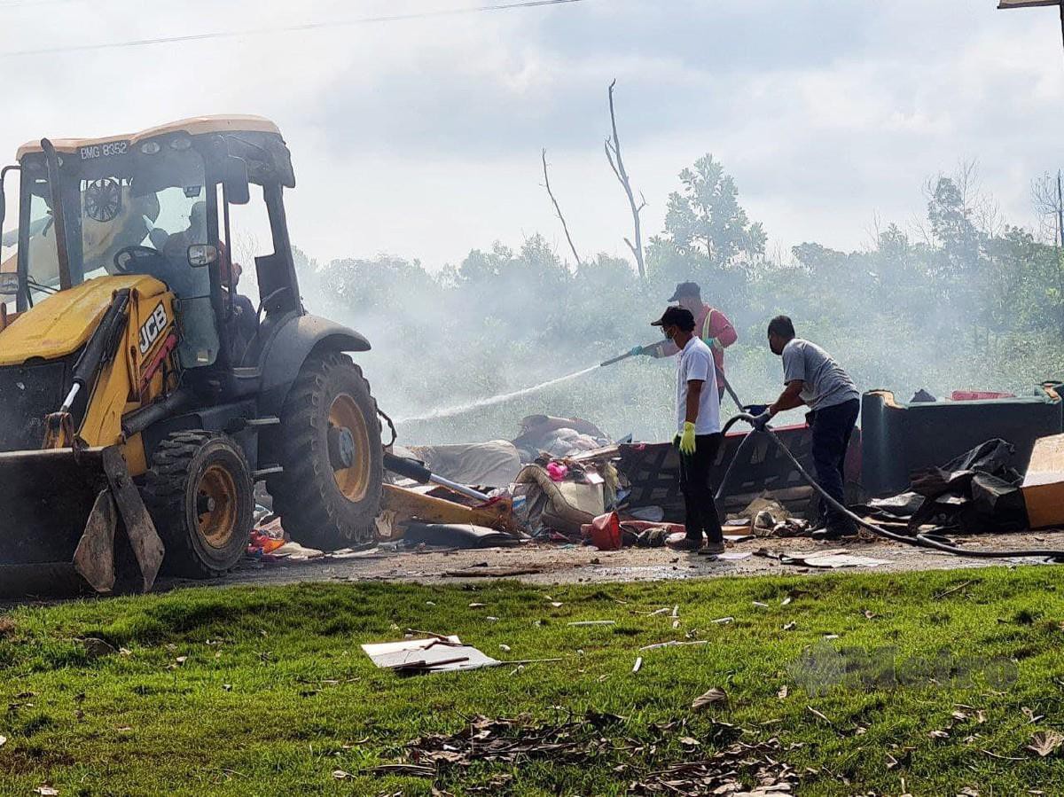 KAKITANGAN Alam Flora memadam kebakaran sampah yang dikumpul di kawasan perumahan Taman Seri Inderapura. FOTO  Mohd Rafi Mamat